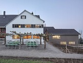 Rechtes Bild: Das von Timbatec geplante neue Holzgebäude