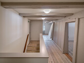 Zwischen die bestehenden Balken wurden neue Brandschutzverkleidungen eingefügt