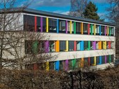 The school building from the 1950s was raised by one floor. Thanks to wood: the students now have significantly more space