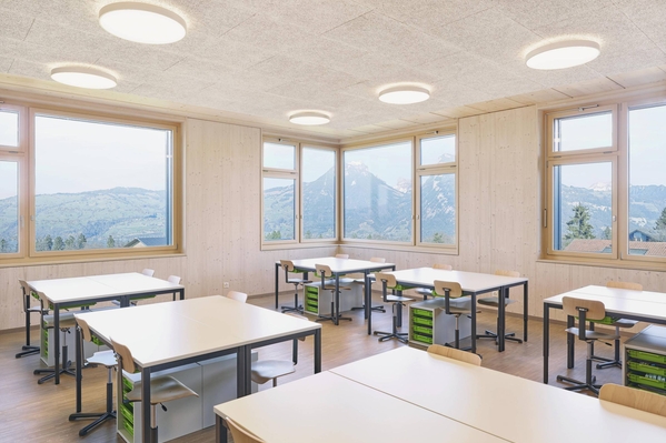 Salle de classe avec vue sur les montagnes