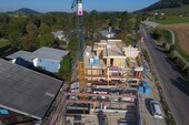 Der Holzbau wird aufgerichtet