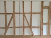 Fachwerkwände innen und aussen dominieren die konstruktive Durchbildung.