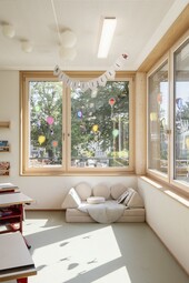 Über Eck belichtetes Klassenzimmer