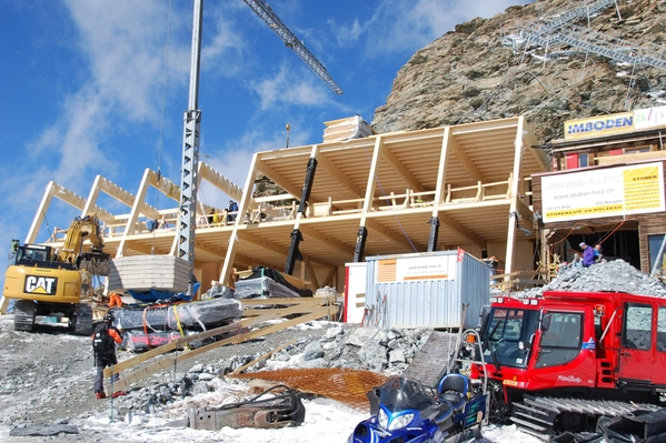 Aufrichten Rohbau im alpinen Hochgebirge