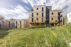 Dix maisons d'habitation en bois achevées